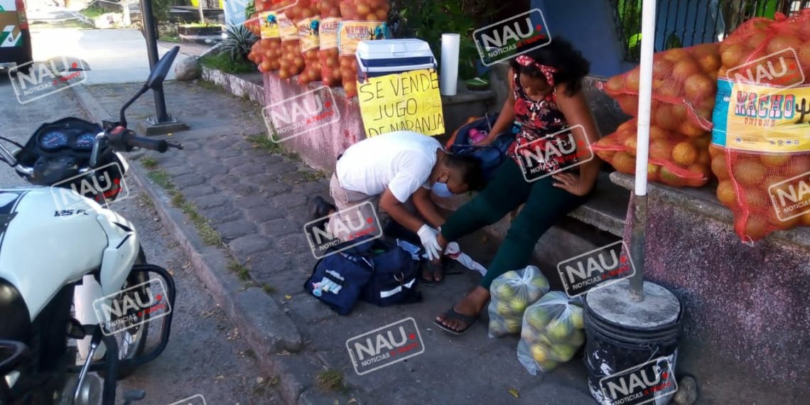 Señora lesionada al derrapar en su motocicleta.