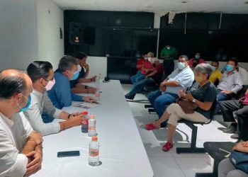 Se reúnen transportistas del Frente con el diputado federal Ismael Brito Mazariegos.