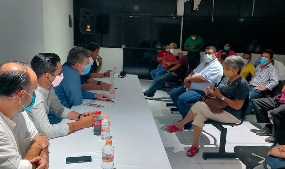 Se reúnen transportistas del Frente con el diputado federal Ismael Brito Mazariegos.