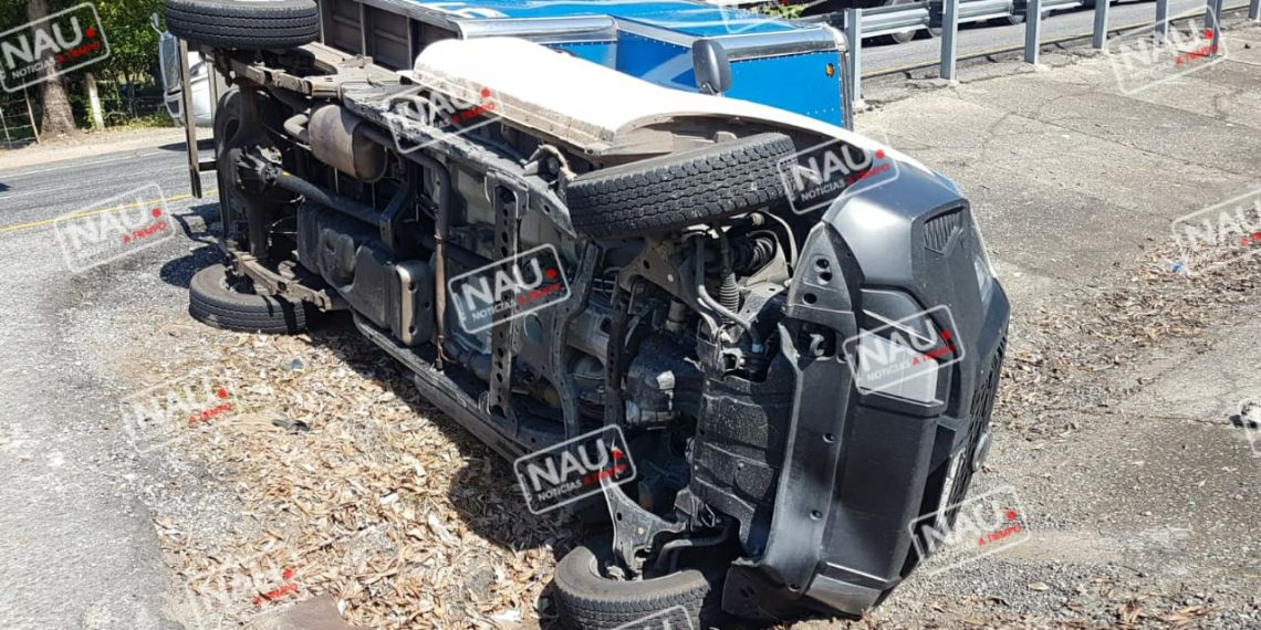 Vehículo termina volcado sobre la carretera costera.