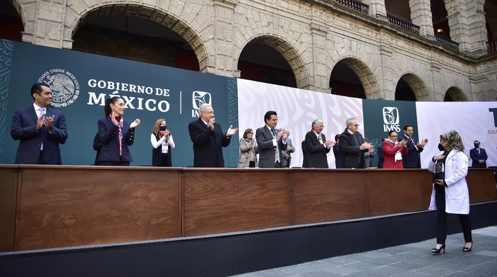 AMLO respalda trabajo de Zoé Robledo en el IMSS