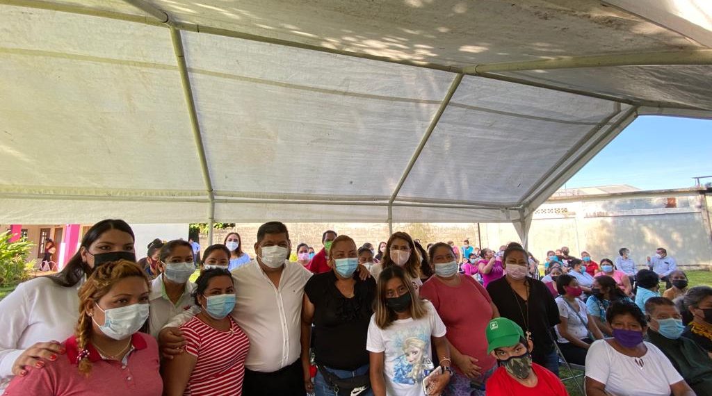 DIF Huixtla entrega paquetes alimentarios a escuelas y mujeres en periodo de lactancia