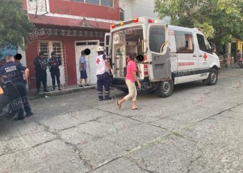 Mujer cae de una azotea por salvar a un menor