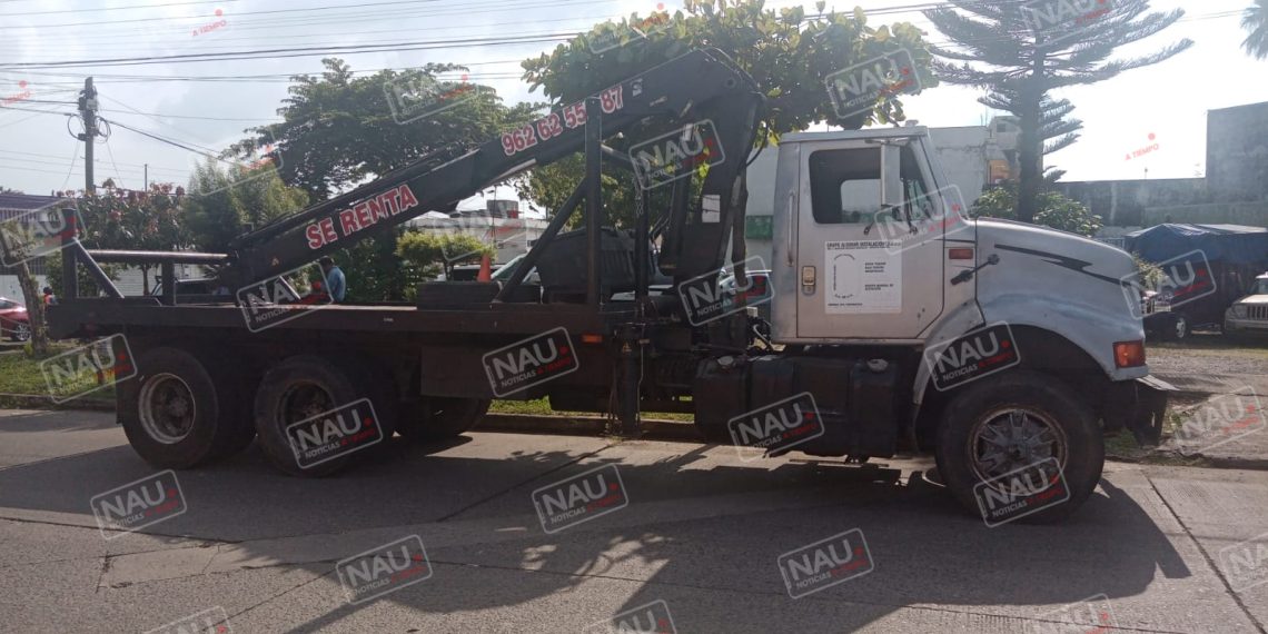 Conductor de grúa choca contra un vehículo