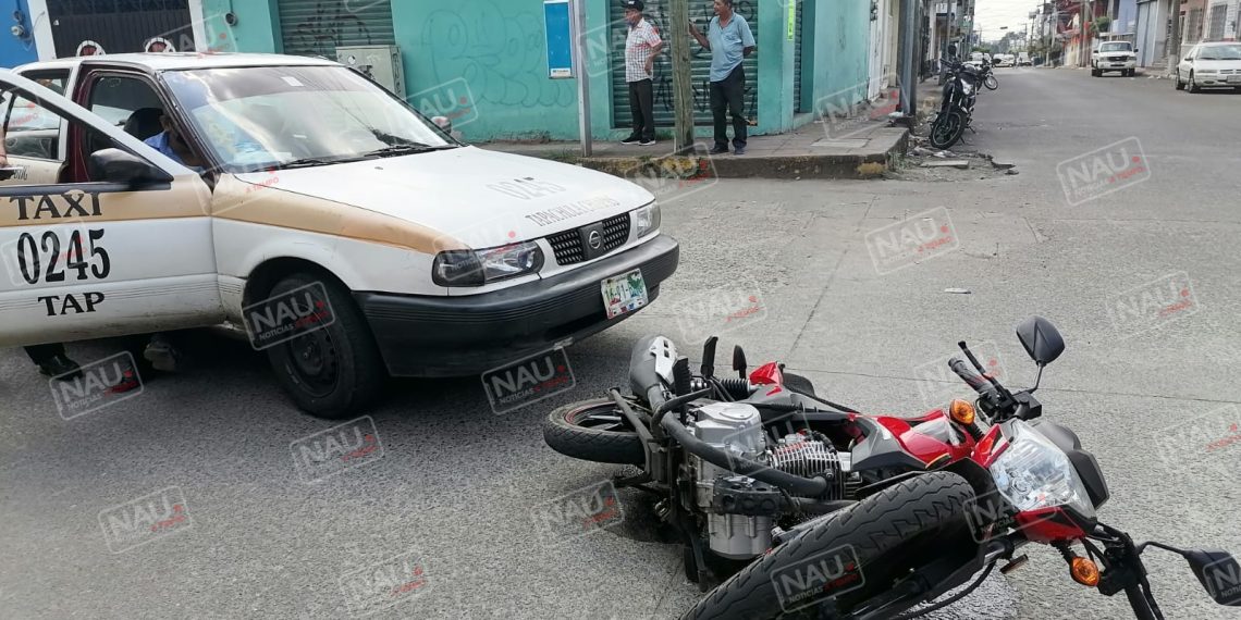 Taxista choca por alcance contra motocicleta