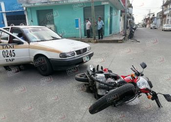Taxista choca por alcance contra motocicleta