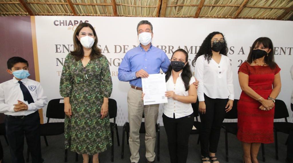 Entrega Rutilio Escandón nombramientos a docentes de nuevo ingreso y directivos 2021