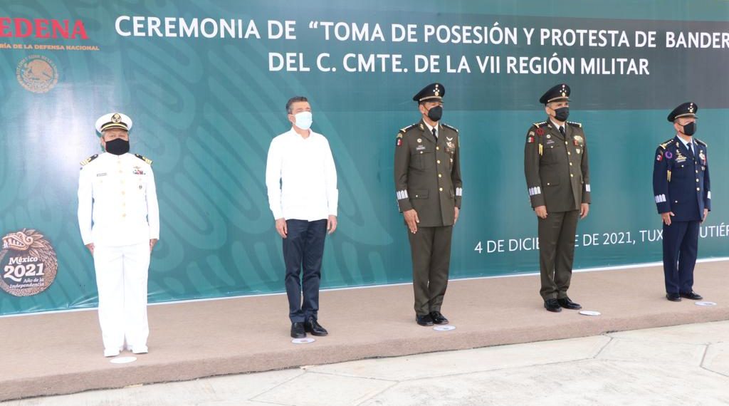 Asiste Rutilio Escandón a cambio de mando en la VII Región Militar