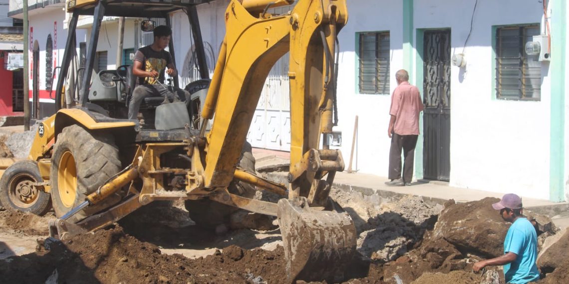 Julio Gamboa verifica el desarrollo de la obra en la calle Ocampo