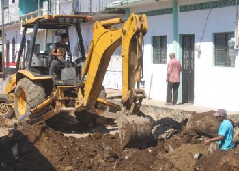 Julio Gamboa verifica el desarrollo de la obra en la calle Ocampo