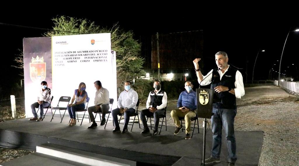 Rutilio Escandón inaugura alumbrado público en camino de acceso al Aeropuerto “Ángel Albino Corzo”
