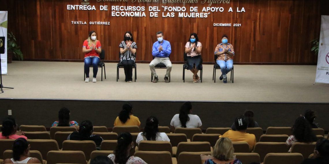 Entrega Rutilio Escandón recursos del Fondo de Apoyo a la Economía de las Mujeres