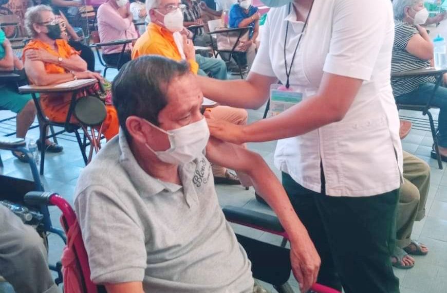 APLICAN REFUERZO DE VACUNA COVID-19 A ADULTOS MAYORES DEL SDIF TAPACHULA