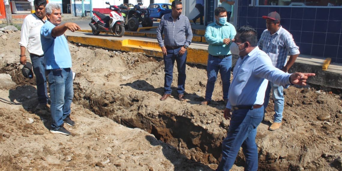 Julio Gamboa supervisa la obra de construcción de pavimentación de calle en la Avenida Aldama