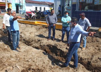 Julio Gamboa supervisa la obra de construcción de pavimentación de calle en la Avenida Aldama