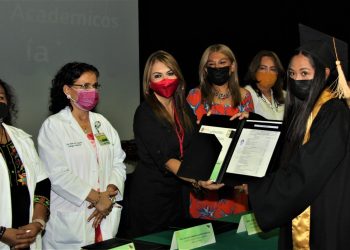 ROSY URBINA ATESTIGUA CEREMONIA DE GRADUACIÓN DE ESCUELA DE TRABAJO SOCIAL “JESÚS AQUINO JUAN”