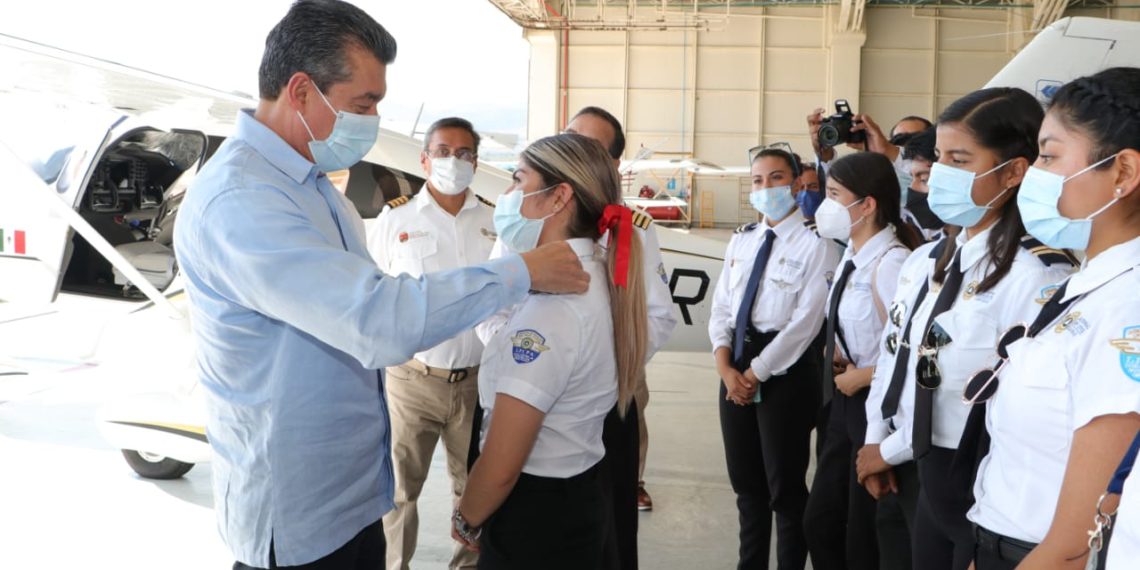 Entrega Rutilio Escandón aeronave para prácticas de vuelo real a estudiantes de aviación