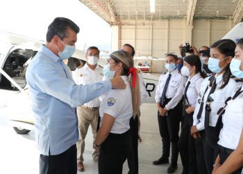 Entrega Rutilio Escandón aeronave para prácticas de vuelo real a estudiantes de aviación