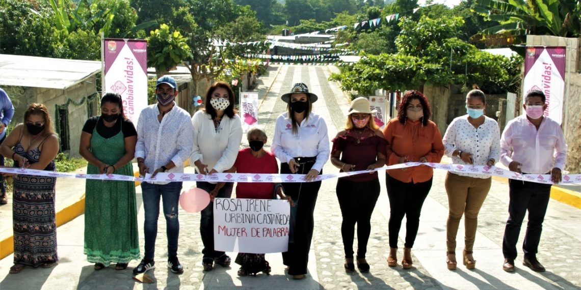 INAUGURA ROSY URBINA NUEVAS CALLES EN LA COLONIA LOS AMORES