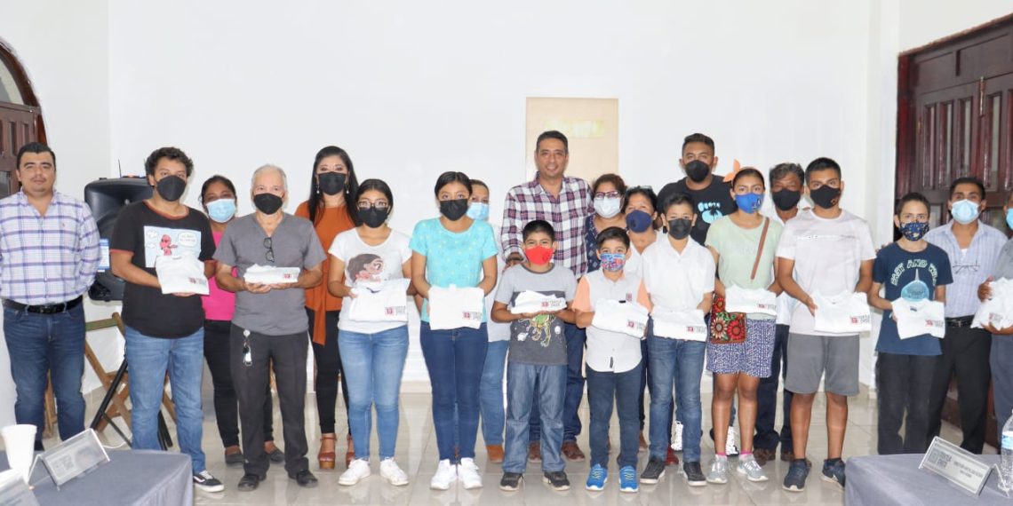 Entrega Julio Gamboa uniformes a la marimba de la Casa de la Cultura