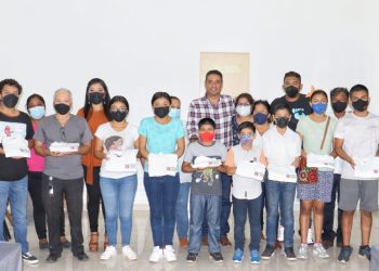 Entrega Julio Gamboa uniformes a la marimba de la Casa de la Cultura