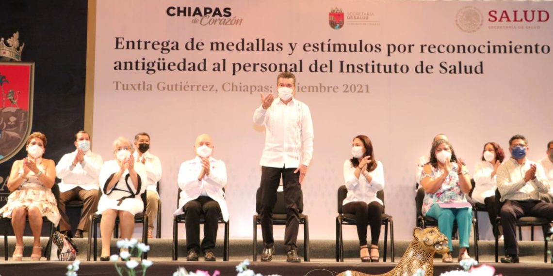 Entrega Rutilio Escandón medallas y estímulos por reconocimiento de antigüedad al personal de salud