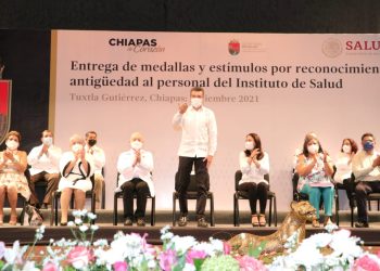 Entrega Rutilio Escandón medallas y estímulos por reconocimiento de antigüedad al personal de salud