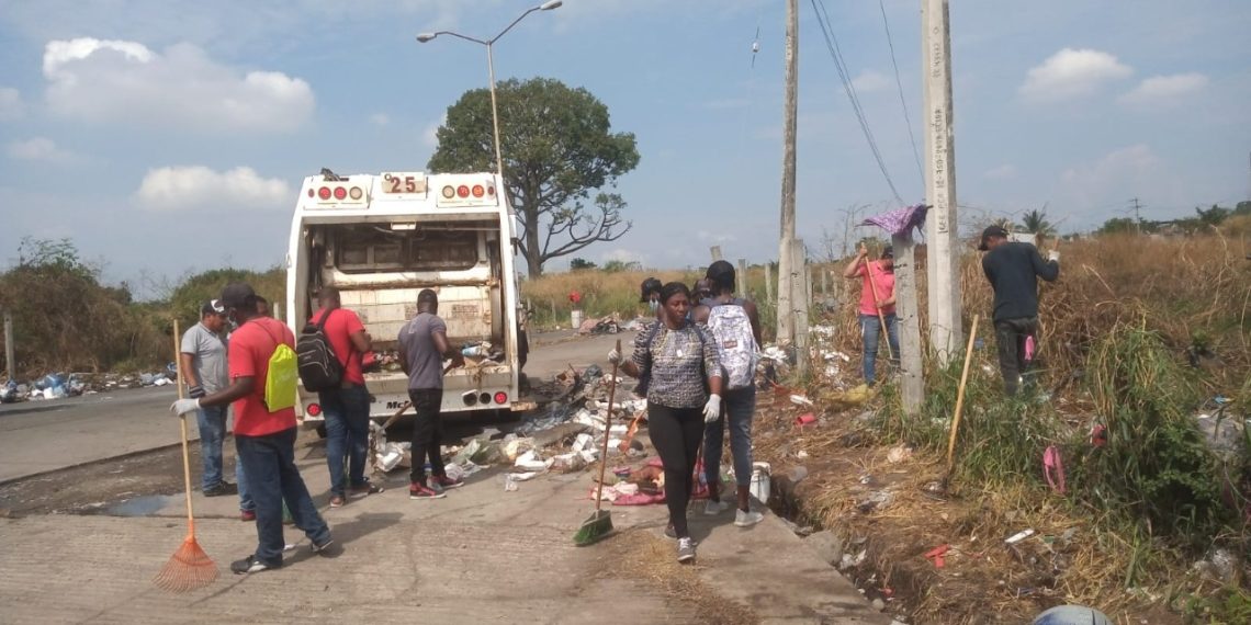 SE LEVANTA BASURA DEJADA POR MIGRANTES EN EL LIBRAMIENTO SUR DE TAPACHULA