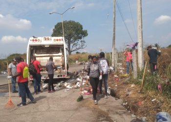 SE LEVANTA BASURA DEJADA POR MIGRANTES EN EL LIBRAMIENTO SUR DE TAPACHULA