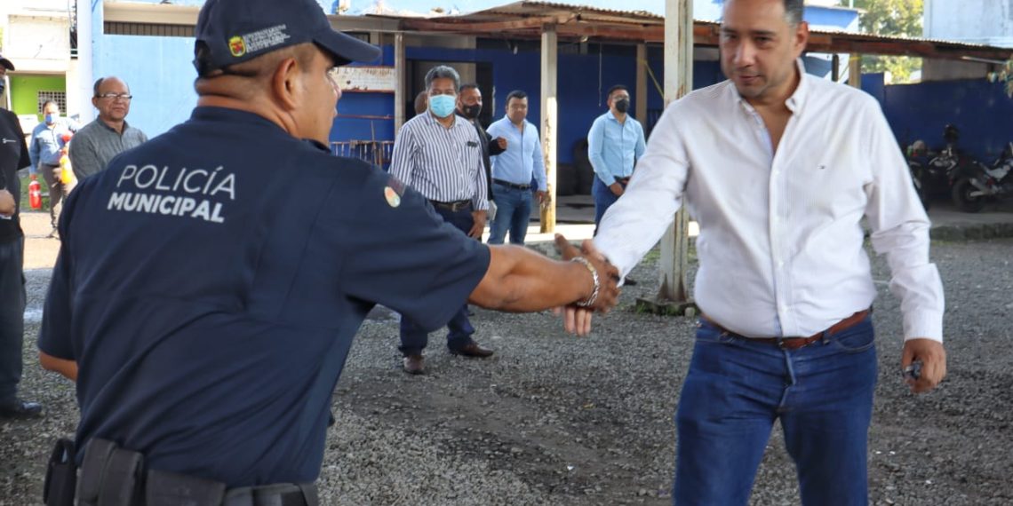 Reconoce Julio Gamboa, esfuerzo y labor de policías.