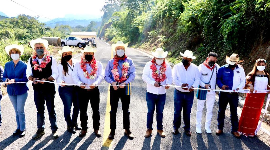 Inaugura Rutilio Escandón modernización del camino Tecpatán-Raudales Malpaso-Ejido Esperanza de los Pobres