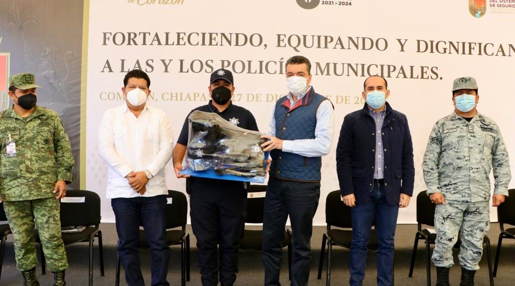 En Comitán, Rutilio Escandón entrega patrullas, uniformes y equipamiento a la Policía Municipal
