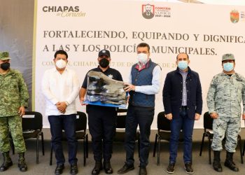 En Comitán, Rutilio Escandón entrega patrullas, uniformes y equipamiento a la Policía Municipal