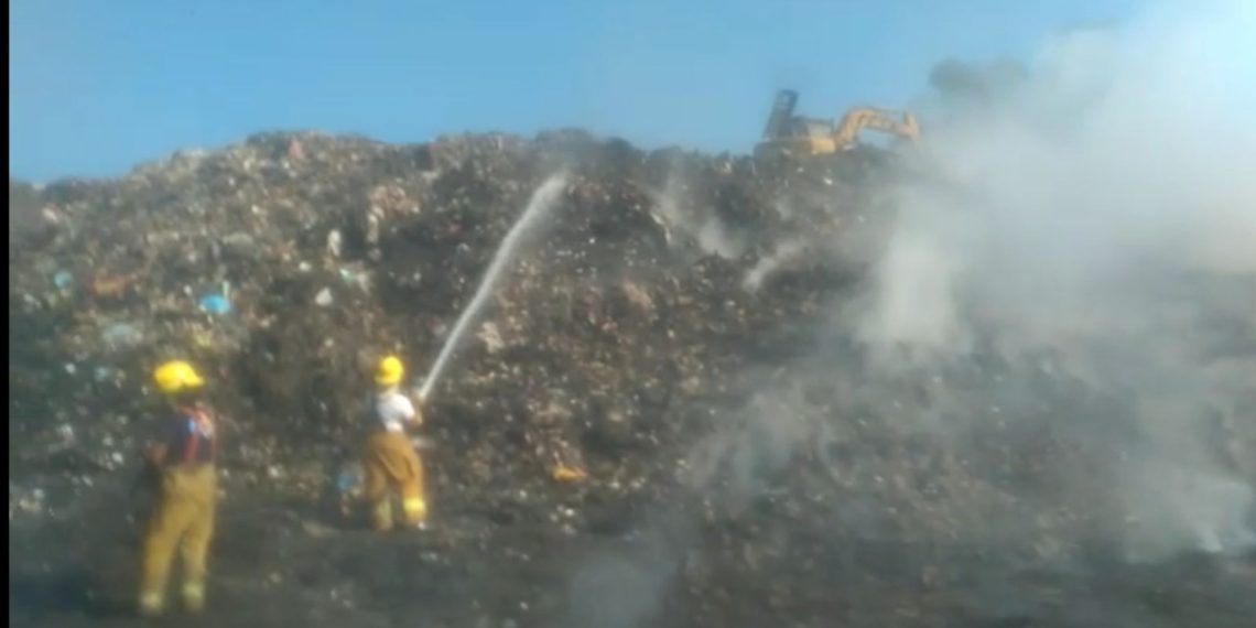 SE ATIENDE INCENDIO EN EL BASURERO MUNICIPAL