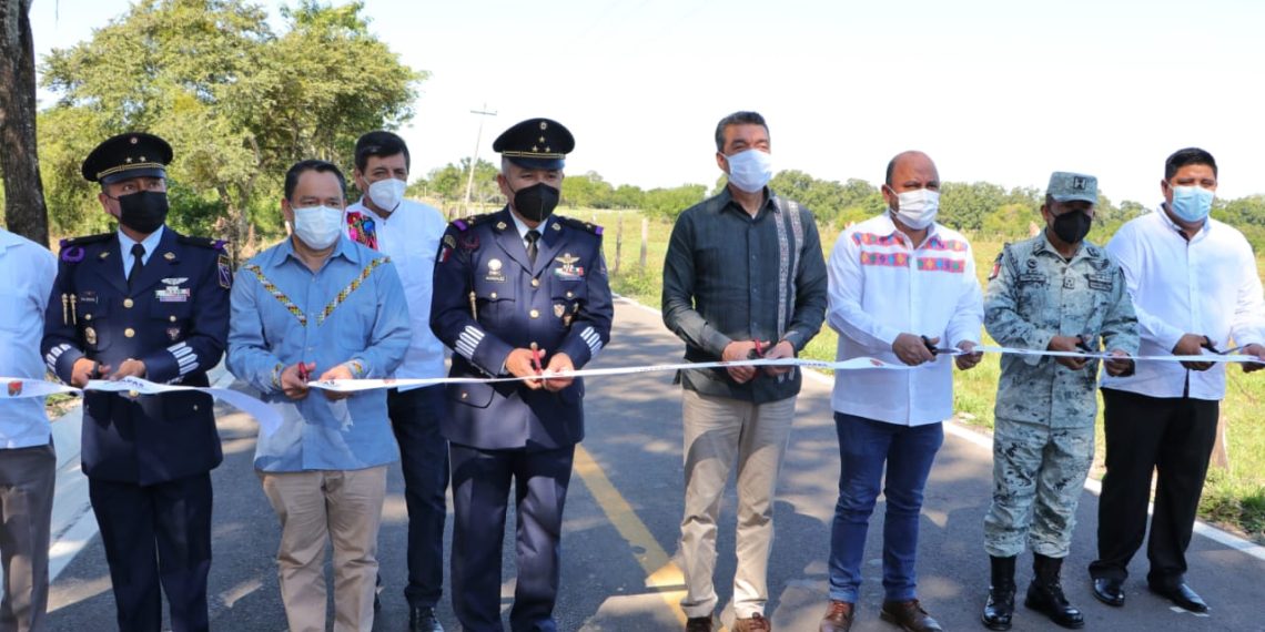 Tras añeja petición, Rutilio Escandón inaugura tramo carretero hacia Zona Aérea Militar, en Palenque