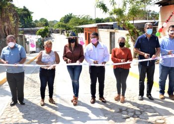 ENTREGA ROSY URBINA NUEVAS CALLES EN LA COLONIA HIERBABUENA