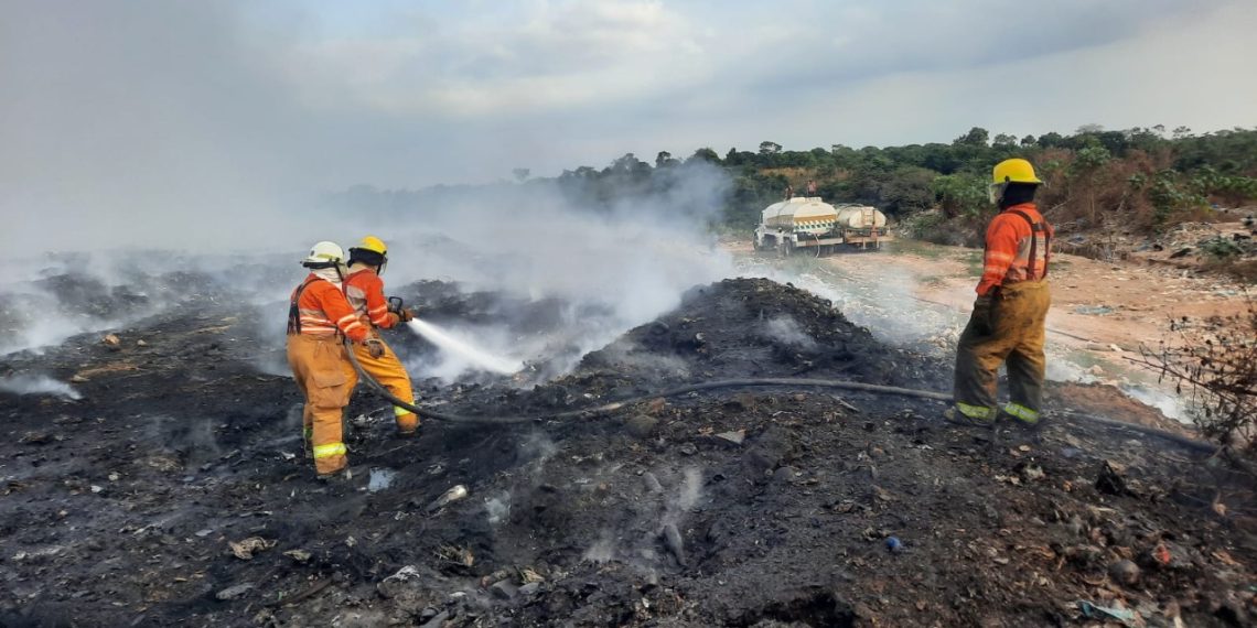 SIGUEN LOS TRABAJOS PARA EL CONTROL DE INCENDIO EN EL BASURERO MUNICIPAL DE TAPACHULA