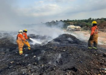 SIGUEN LOS TRABAJOS PARA EL CONTROL DE INCENDIO EN EL BASURERO MUNICIPAL DE TAPACHULA