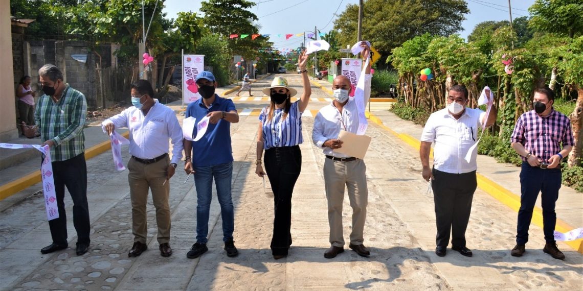 ROSY URBINA CONCLUYE EL 2021 ENTREGANDO OBRA DE PAVIMENTACIÓN EN COLONIA EL DIAMANTE DE TAPACHULA