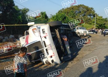 Vuelca tráiler en la curva del diablo en Tuzantán.