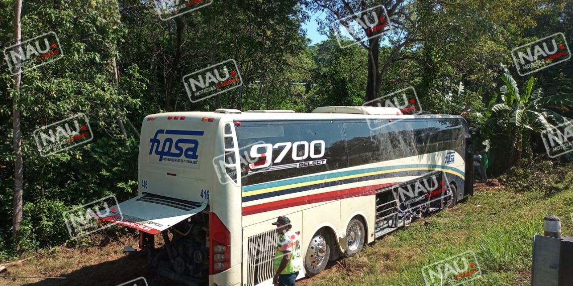 Tres lesionados en volcadura de autobús de Fletes y Pasaje en PIJIJIAPAN.
