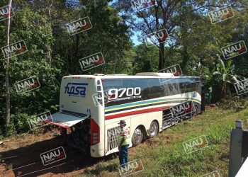 Tres lesionados en volcadura de autobús de Fletes y Pasaje en PIJIJIAPAN.