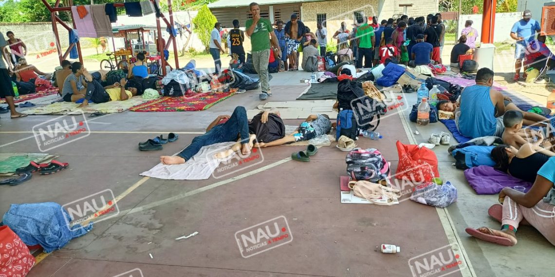 Migrantes esperan que este sábado sean llevados de Mapastepec hacia el centro del país.