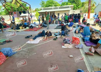 Migrantes esperan que este sábado sean llevados de Mapastepec hacia el centro del país.