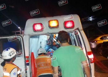 Señora cae de una escalera metálica de 5 metros.