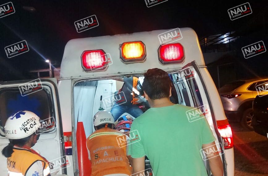 Señora cae de una escalera metálica de 5 metros.