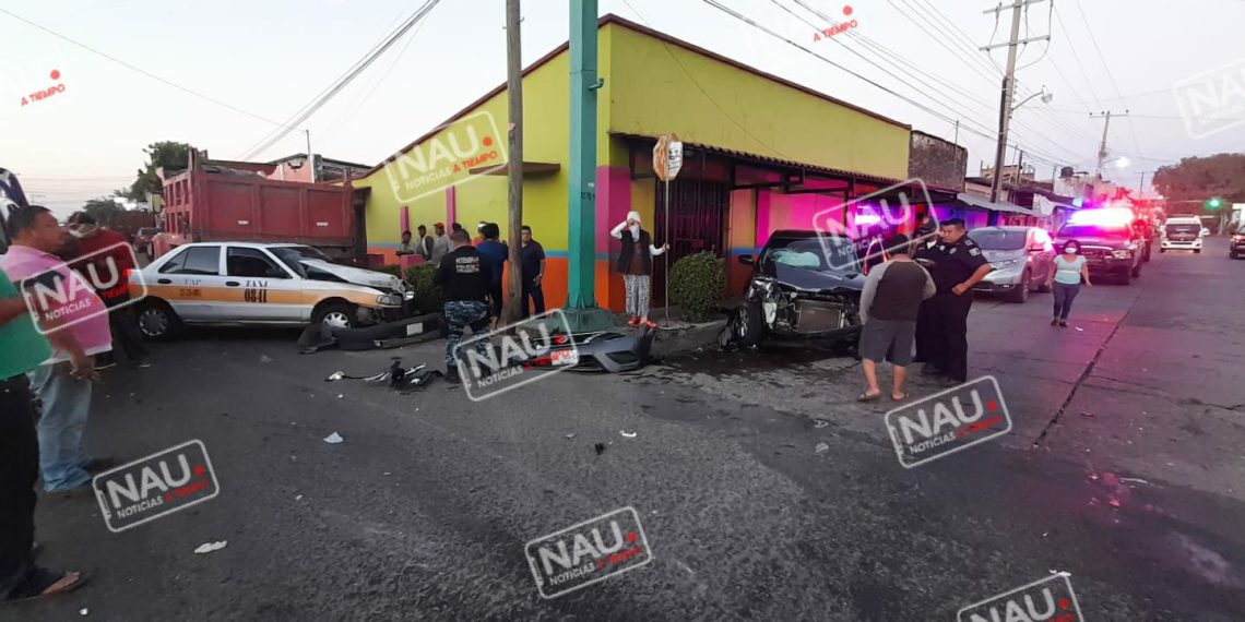Taxista lesionado al ser impactado por otro vehículo.