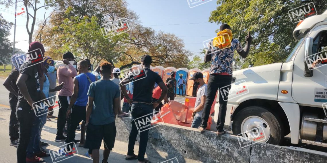 Más de 200 migrantes bloquean de manera intermitentes la carretera costera