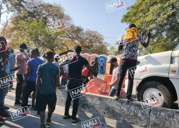 Más de 200 migrantes bloquean de manera intermitentes la carretera costera