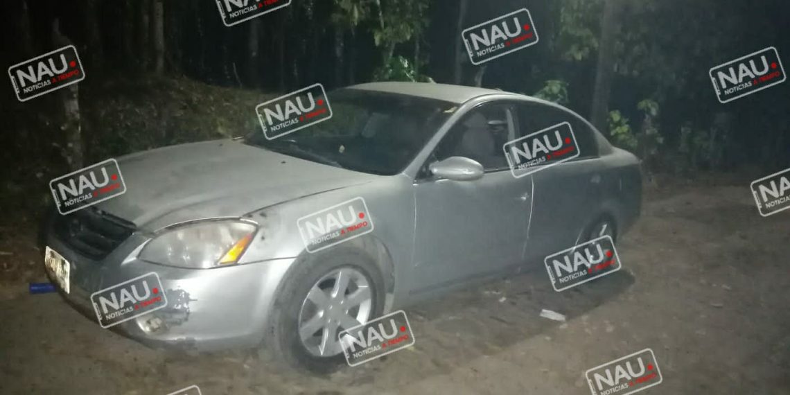 Abandonan vehículo en Tuxtla Chico.